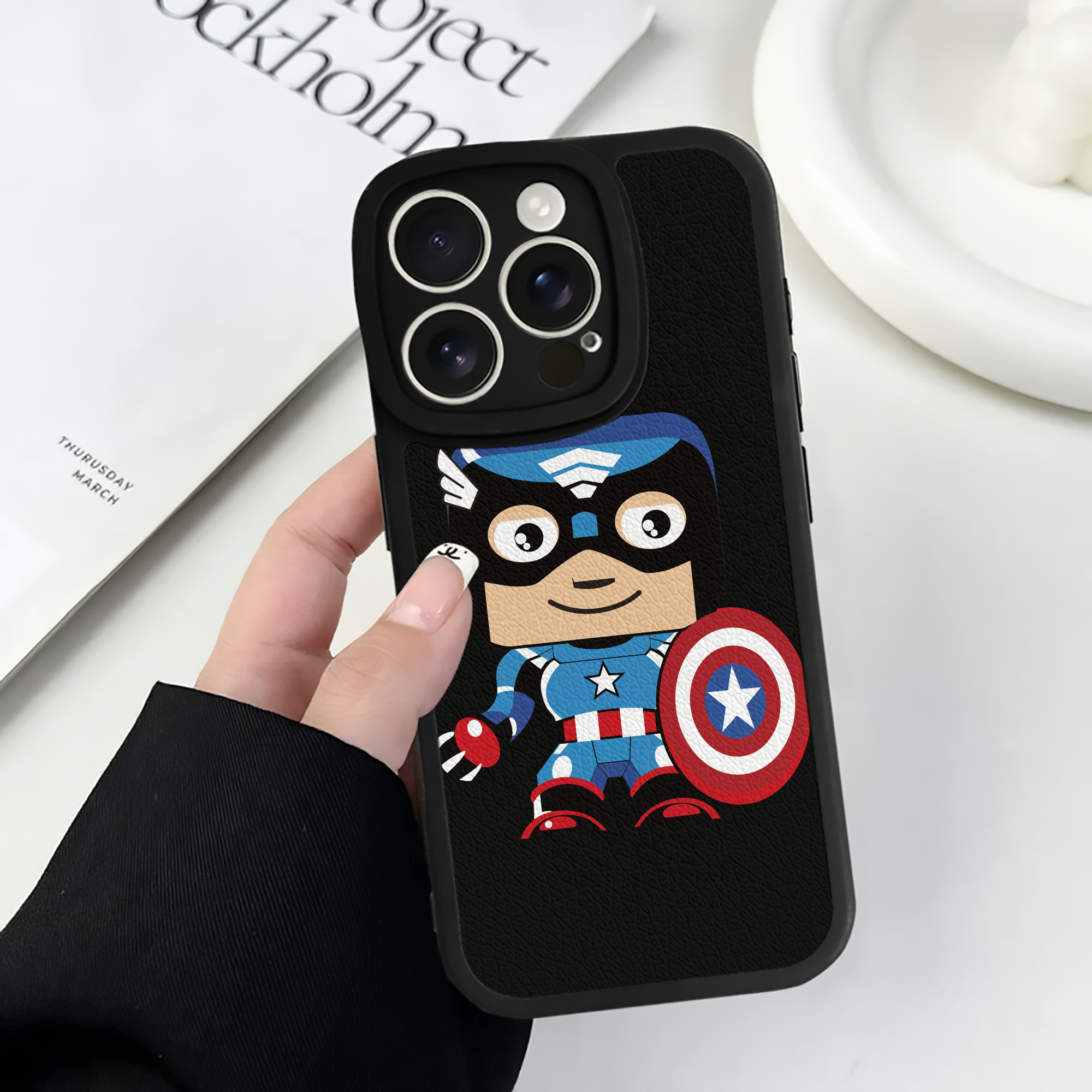 （画像用） アベンジャーズ The Avengers 【iPhone 16シリーズ対応】シリコンスマホケース（レザー調） 材質：シリコン